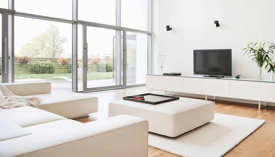 sala minimalista completamente en blanco