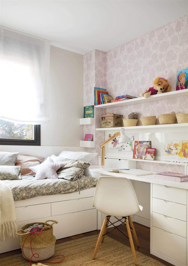 estanteria en una habitacion infantil