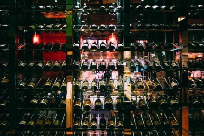 cava de vino en repisas
