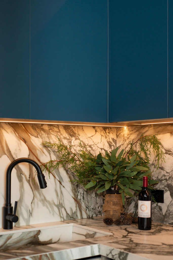 cocina moderna con amarbol y azul