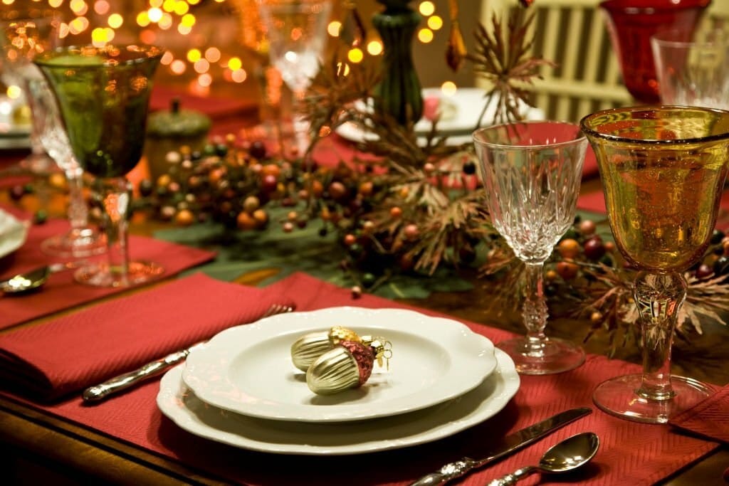 decoracion estilo otoñal en una mesa con elementos naturales