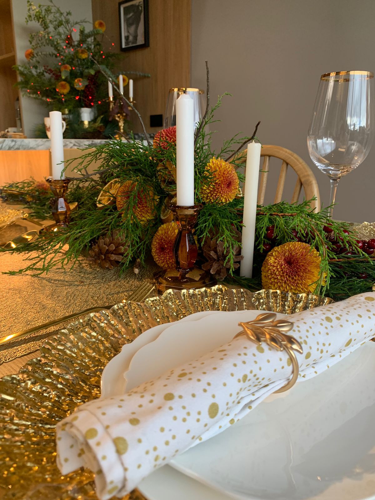 elementos para decorar la mesa y la cocina en navidad